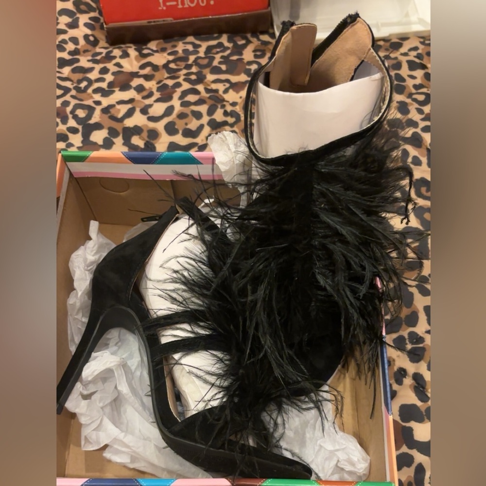 High heels with feathers